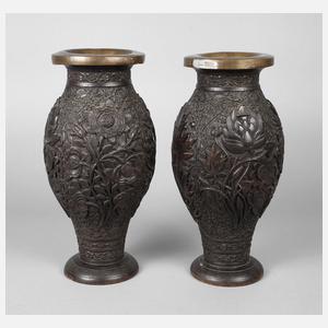 Paar geschnitzte Vasen