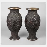 Paar geschnitzte Vasen111