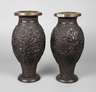 Paar geschnitzte Vasen