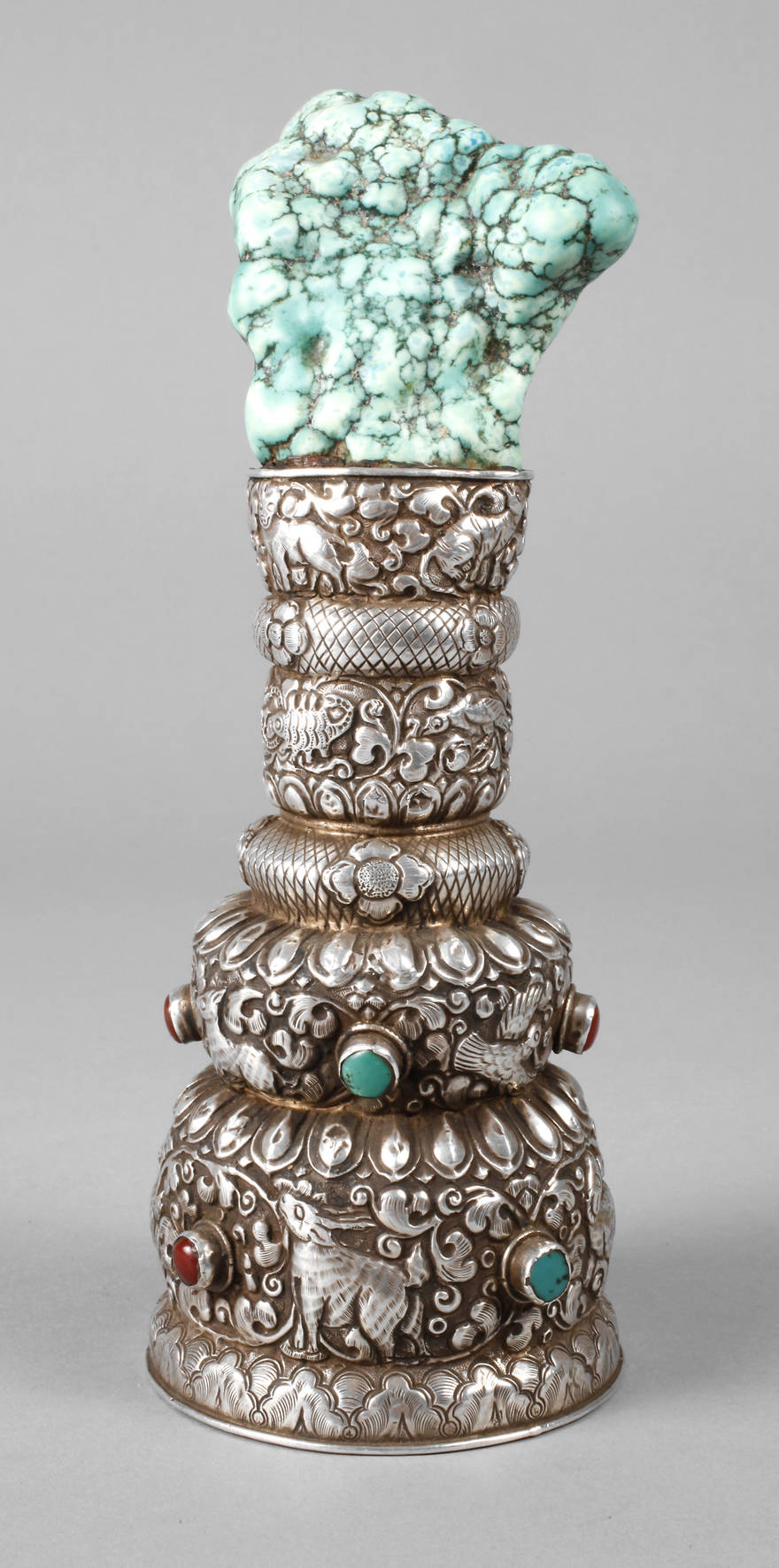 Türkisnugget auf Silberfuß