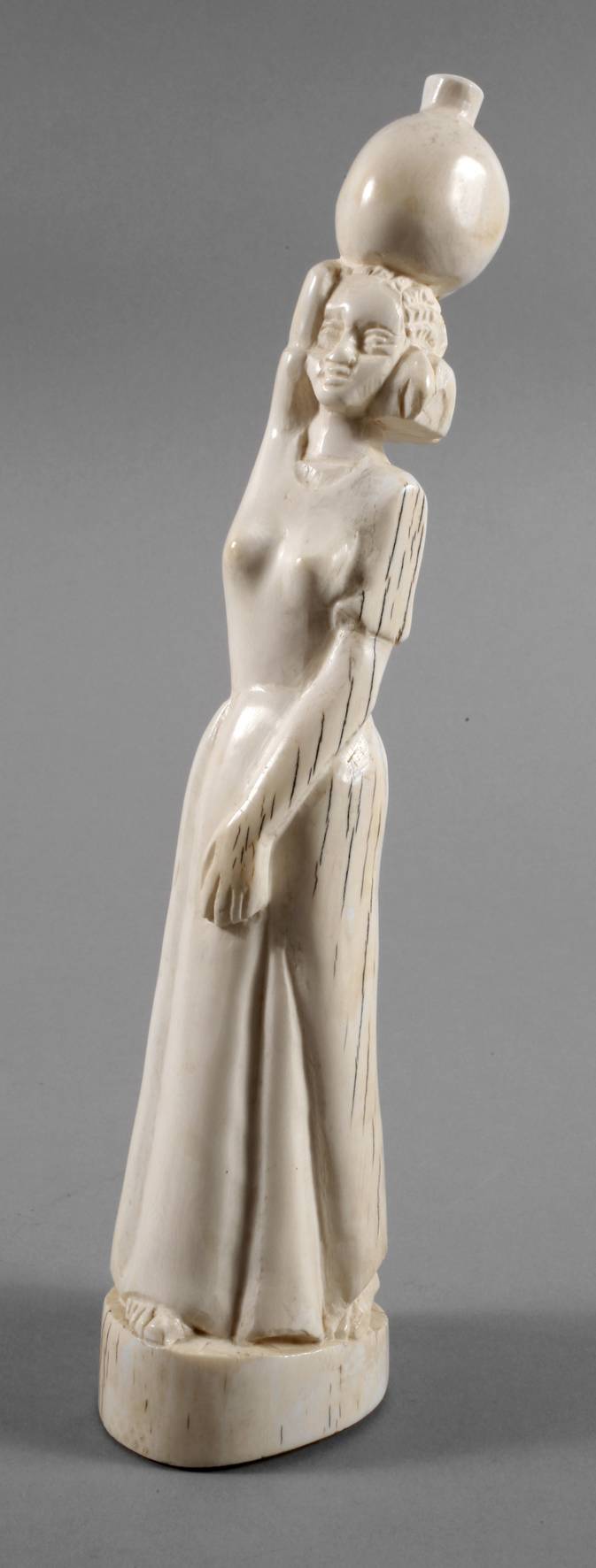 Elfenbeinfigur Wasserträgerin