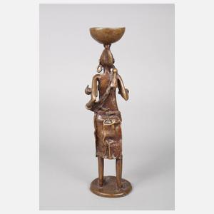 Arbeitende Afrikanerin mit Kind