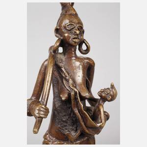 Arbeitende Afrikanerin mit Kind