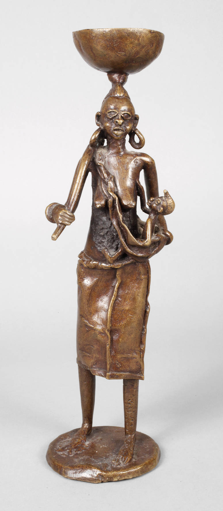 Arbeitende Afrikanerin mit Kind