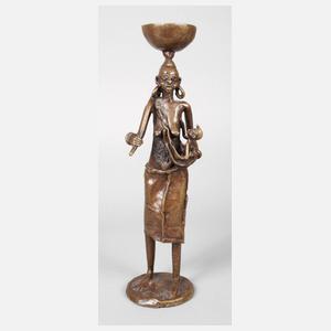 Arbeitende Afrikanerin mit Kind