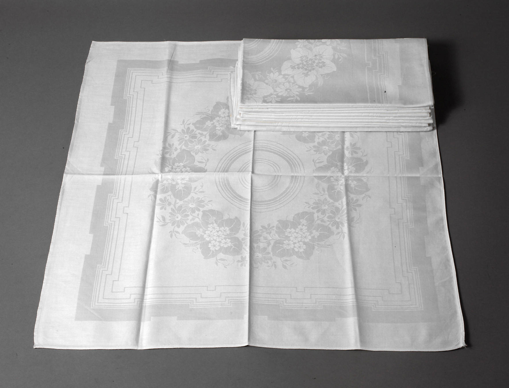 Zwölf Servietten Blütenkranzdekor