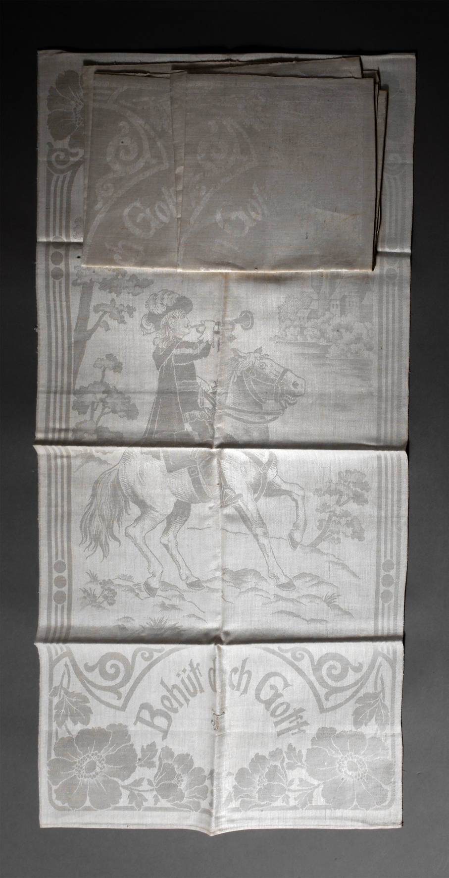 Drei Gebilddamast-Handtücher Trompeter