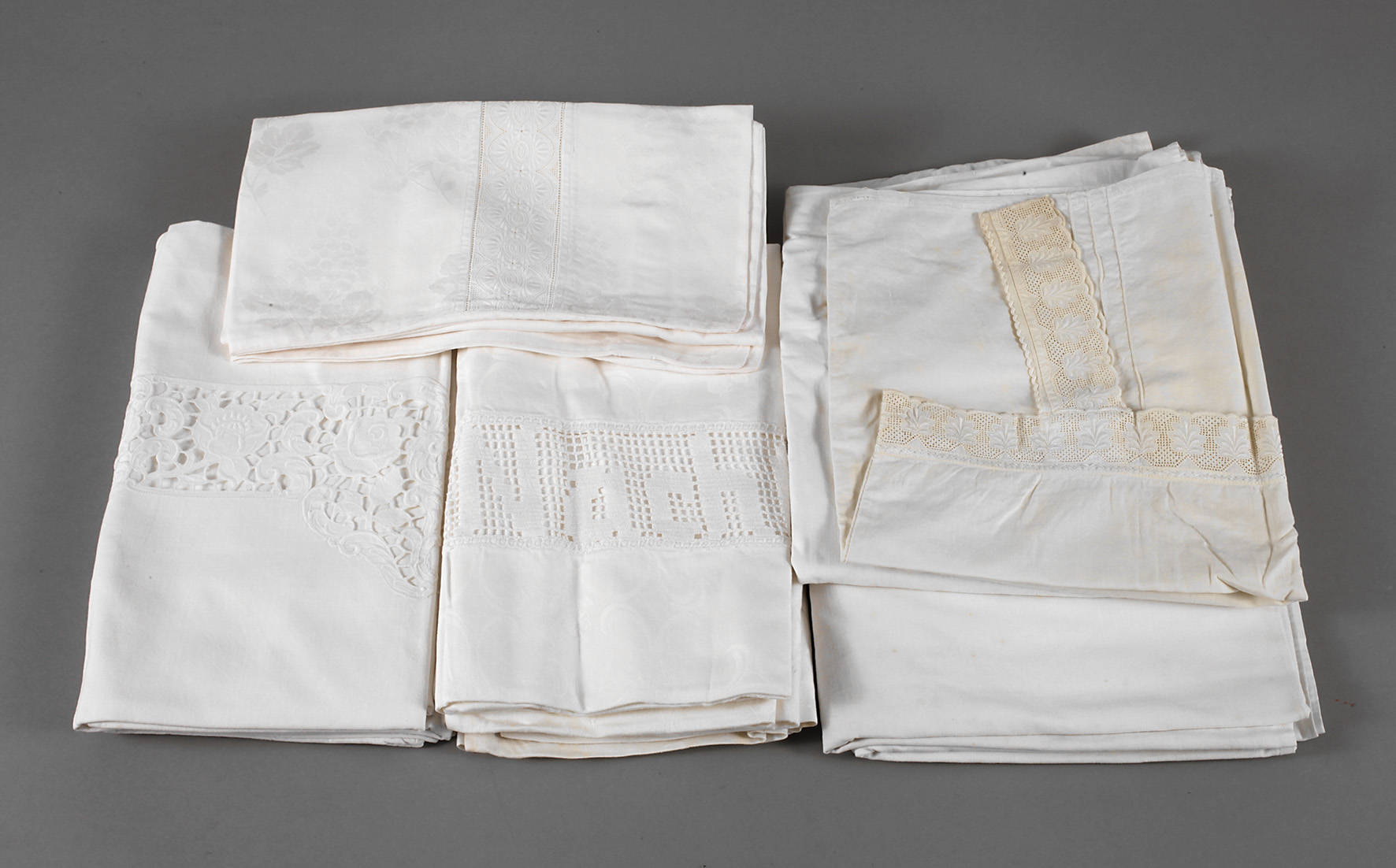Konvolut Unterhemden und Kissen