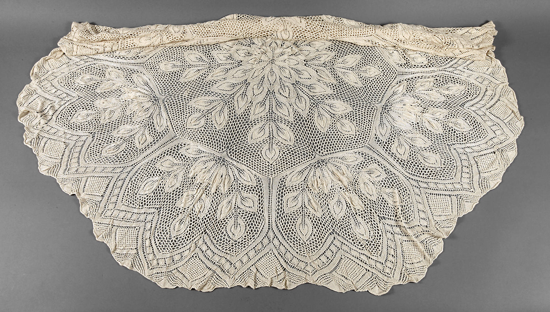 Runde Spitzendecke