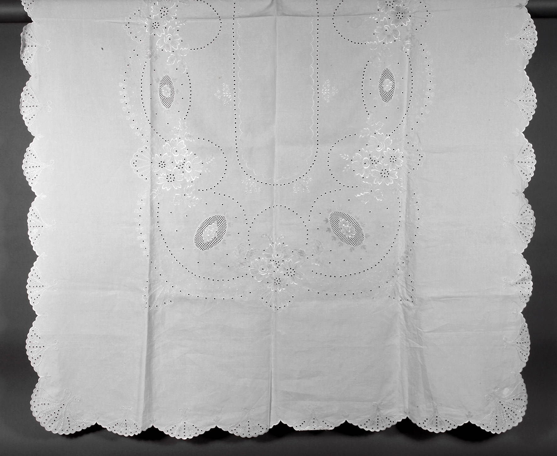 Tafeltuch Lochstickerei