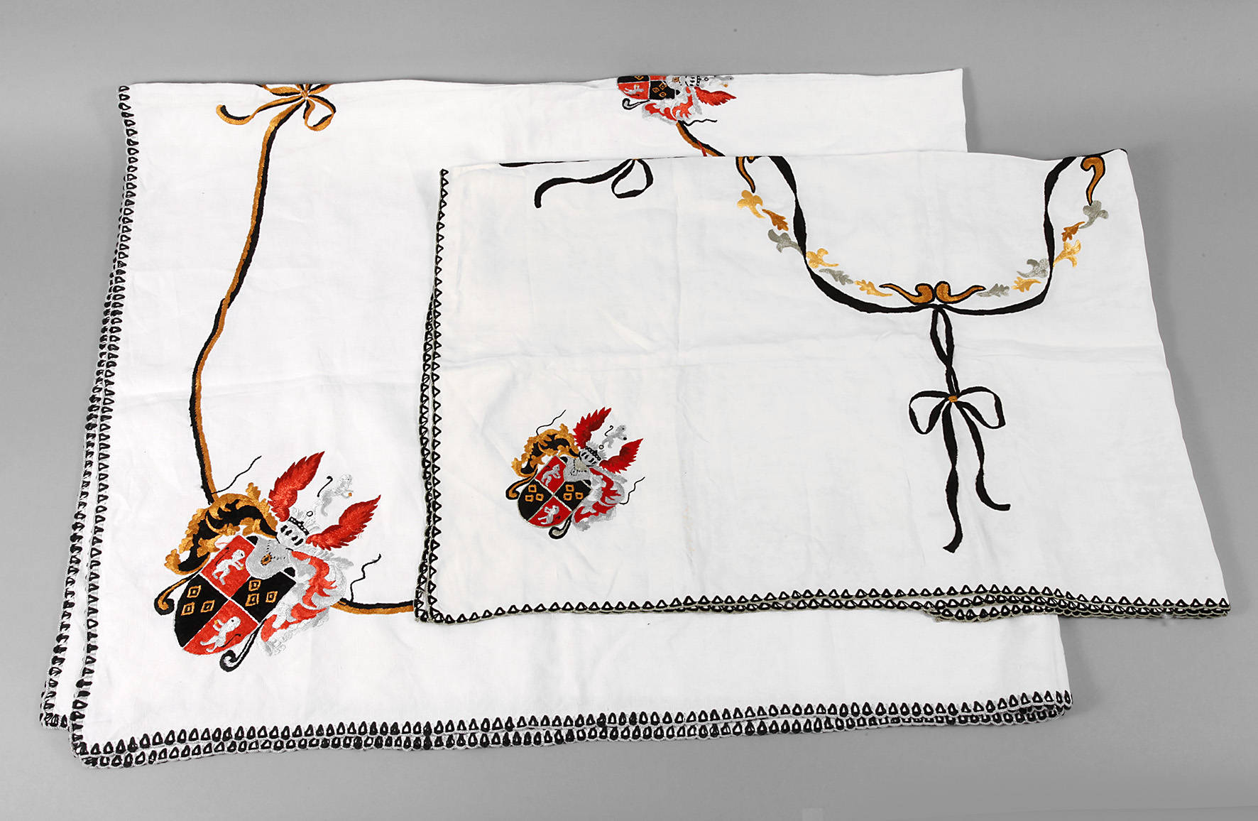 Zwei Handarbeitsdecken mit Wappendarstellung