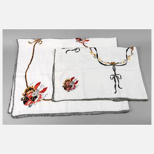 Zwei Handarbeitsdecken mit Wappendarstellung