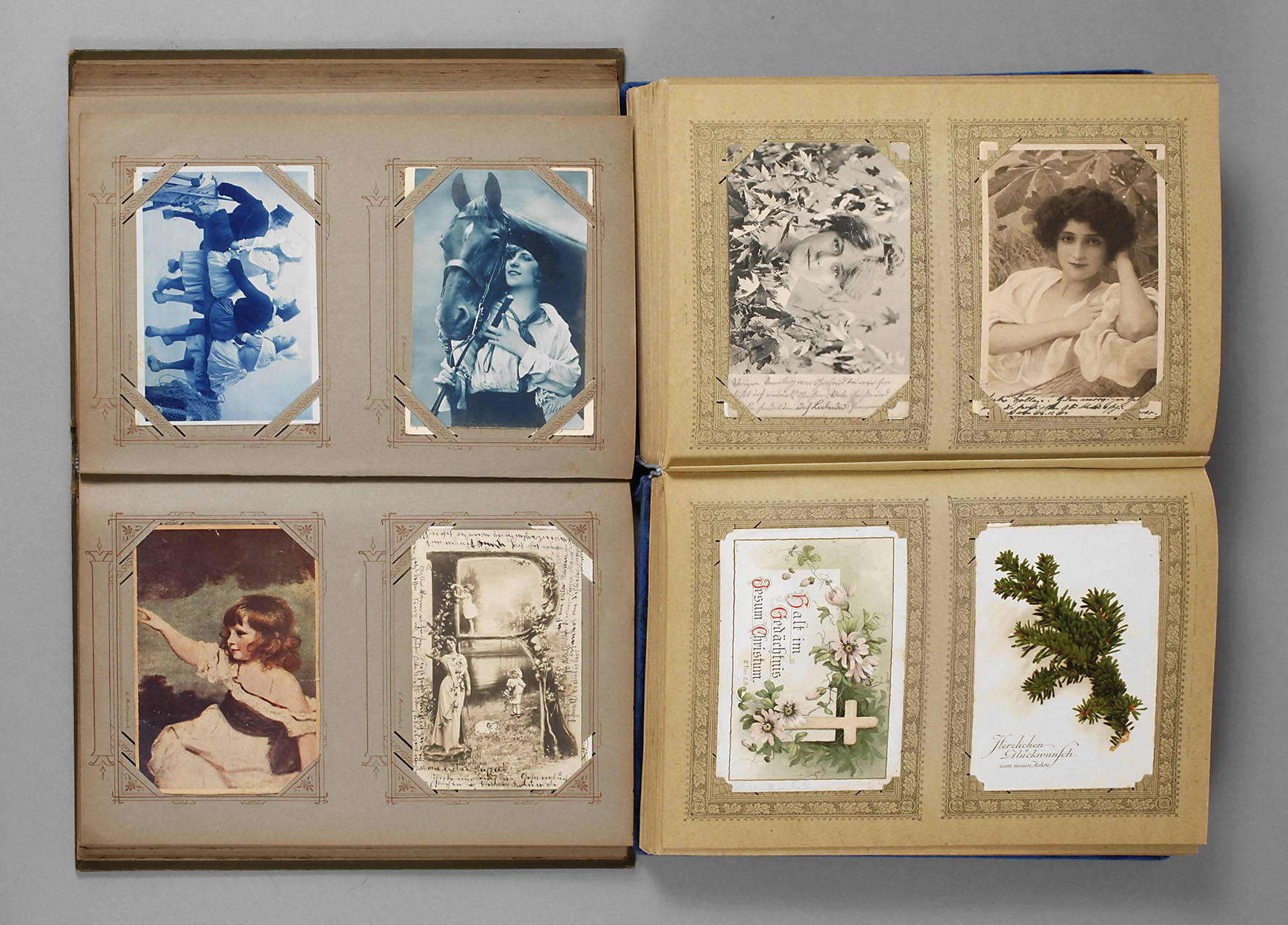 Zwei Postkartenalben Motive/Kitsch