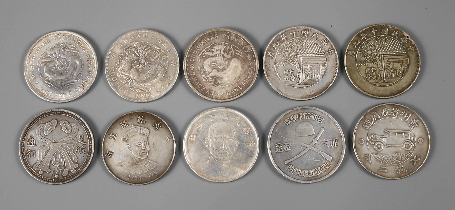 Zehn chinesische Silberdollar