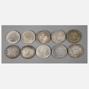 Zehn chinesische Silberdollar