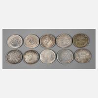 Zehn chinesische Silberdollar111