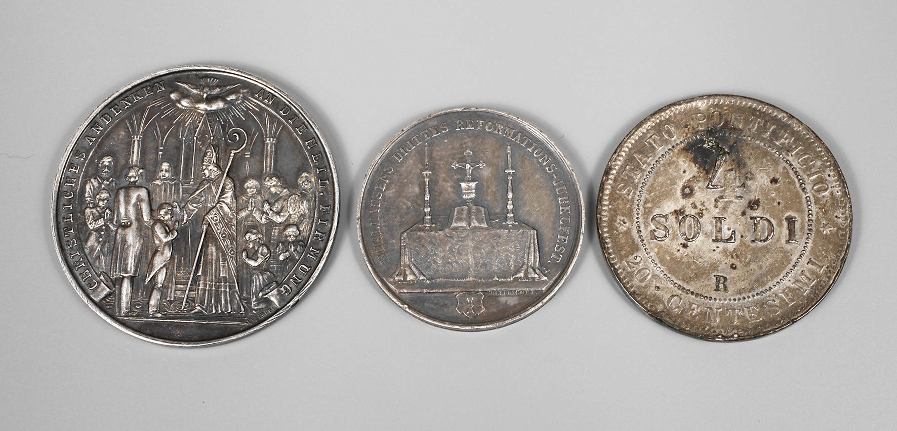 Zwei Medaillen und eine Münze Kirche