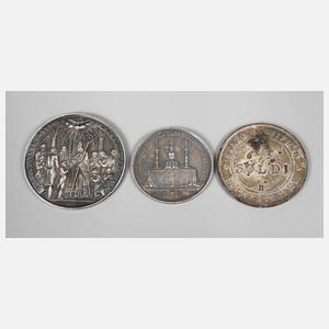 Zwei Medaillen und eine Münze Kirche