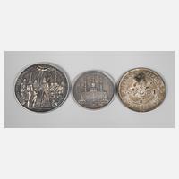 Zwei Medaillen und eine Münze Kirche111