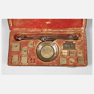 Barocke Münzwaage im Etui