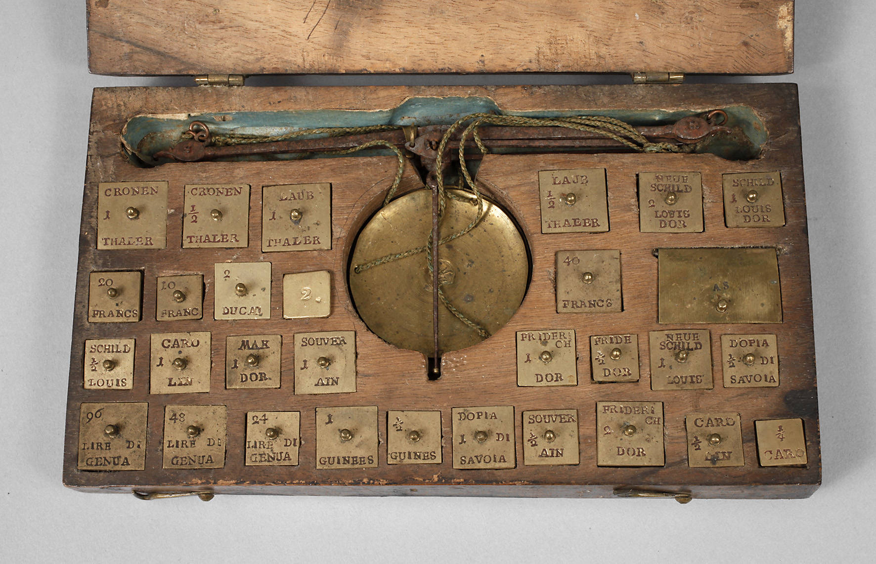 Münzwaage im Etui