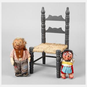 Puppenstuhl und zwei Mecki-Figuren