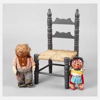 Puppenstuhl und zwei Mecki-Figuren111