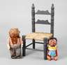 Puppenstuhl und zwei Mecki-Figuren