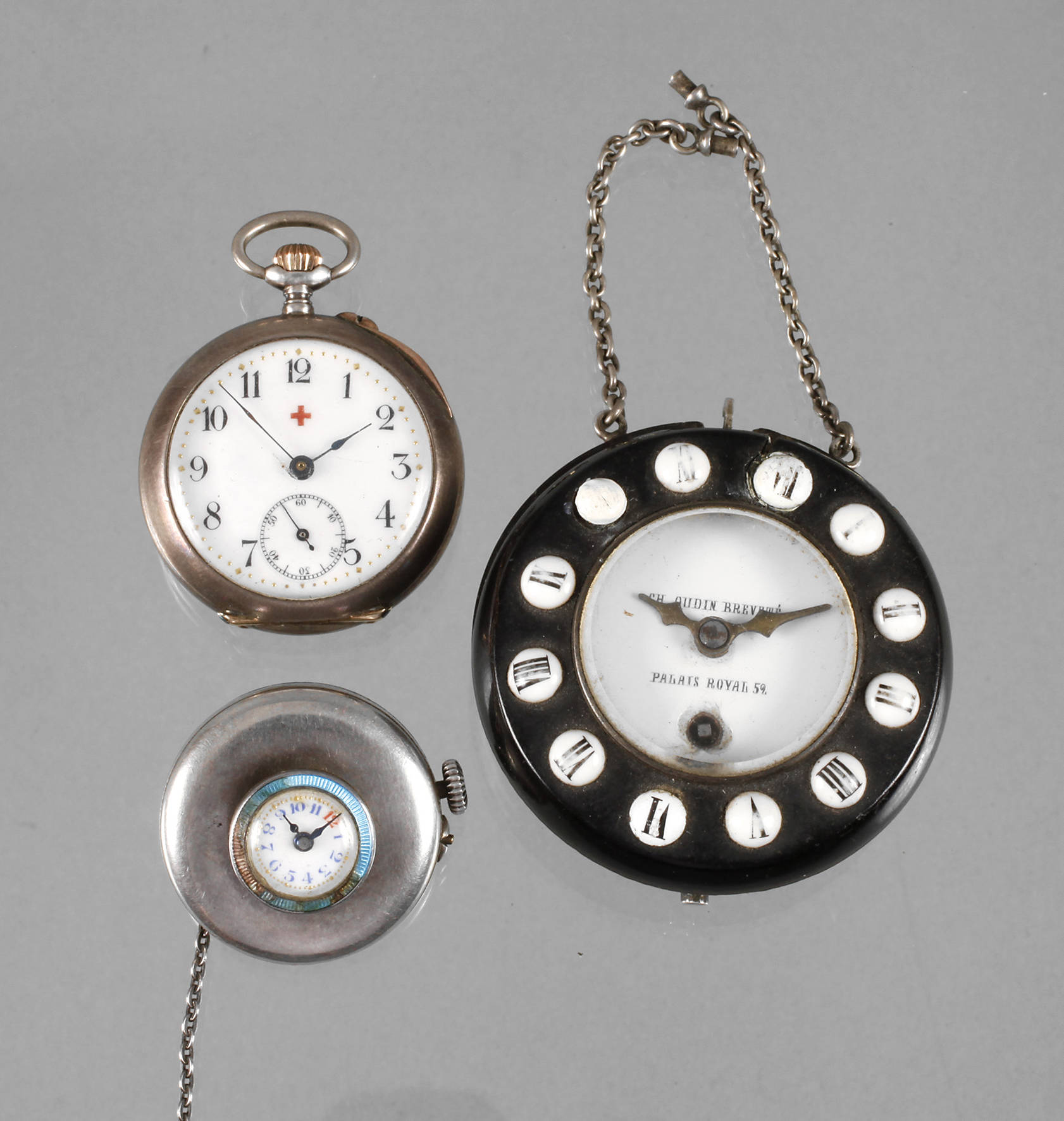 Knopfuhr und zwei Hängeuhren