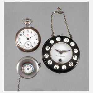 Knopfuhr und zwei Hängeuhren