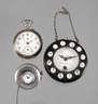 Knopfuhr und zwei Hängeuhren