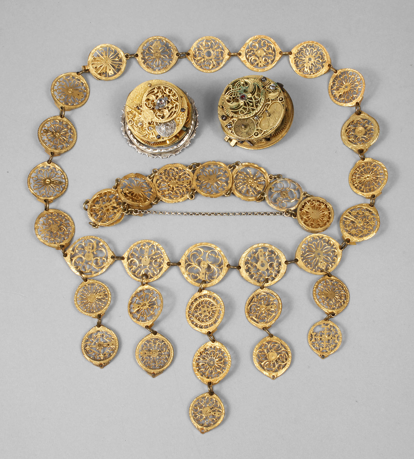 Zwei Uhrwerke und Unruhklobenschmuck