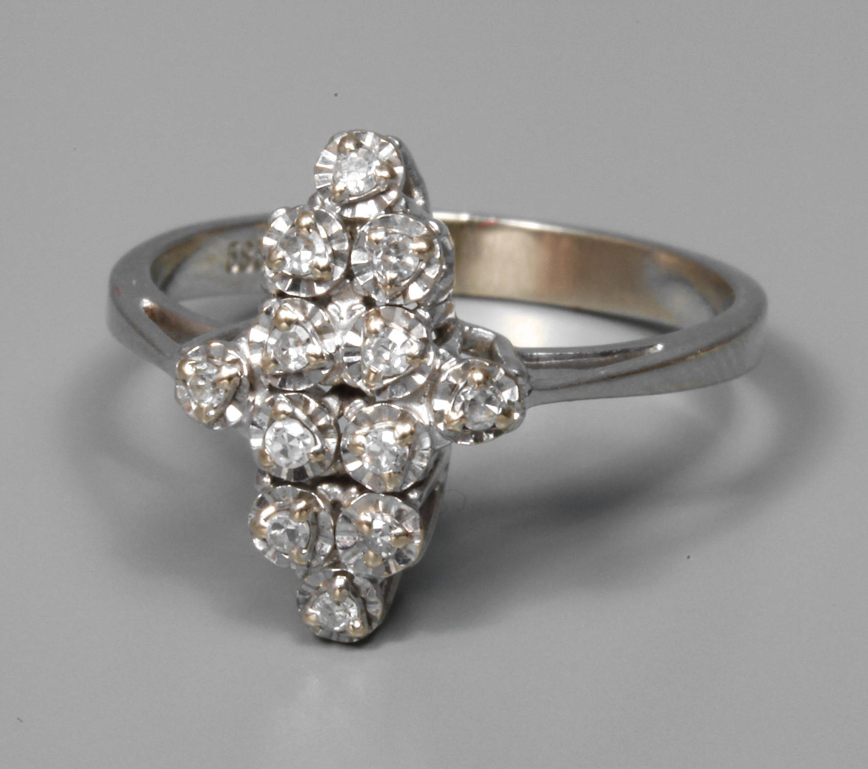 Damenring mit Diamantbesatz