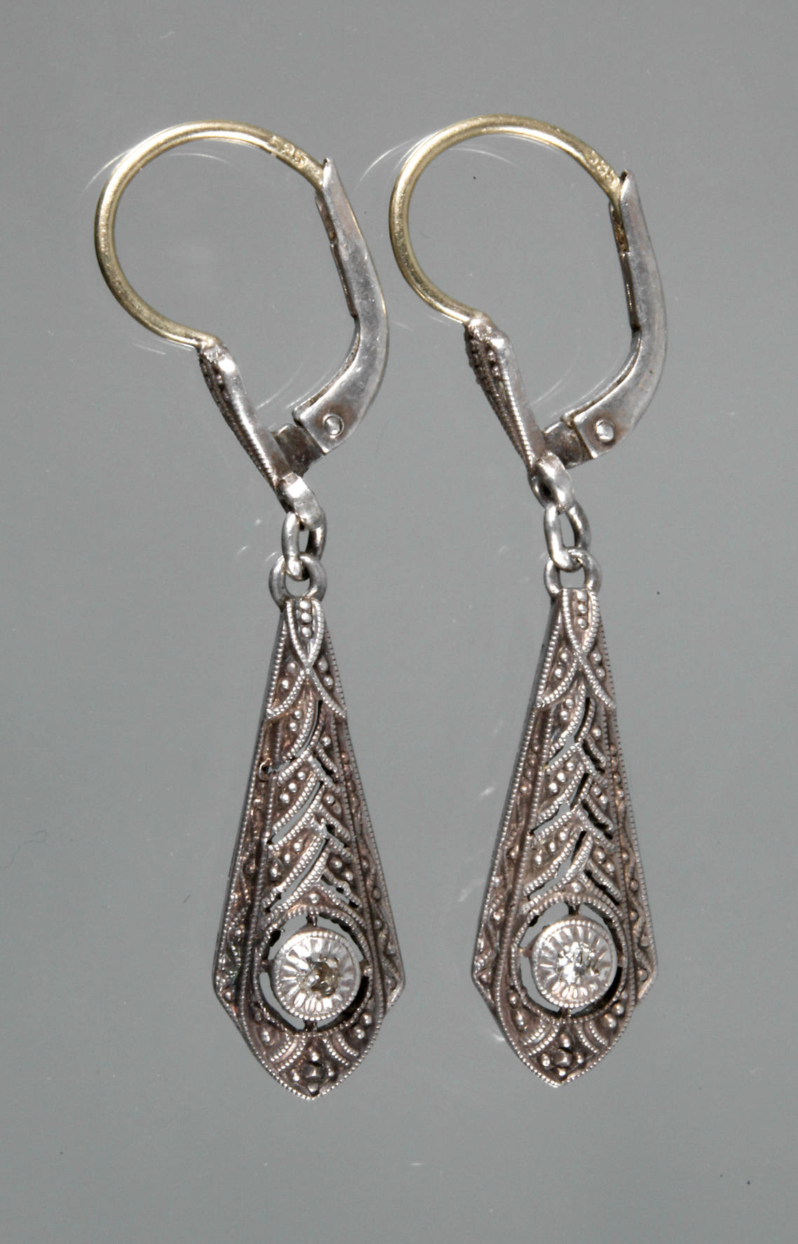 Paar Ohrhänger mit Diamanten