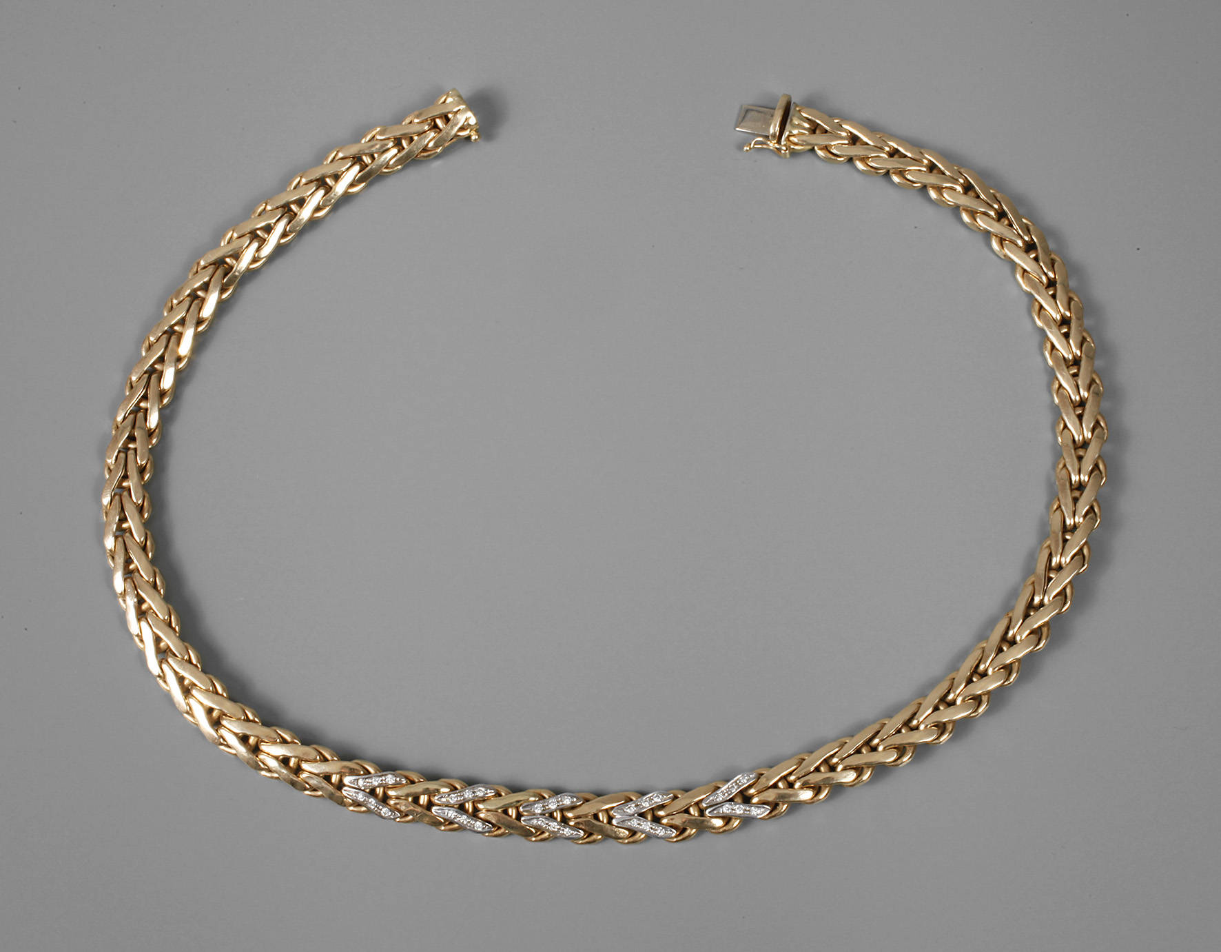 Collier mit Diamantbesatz