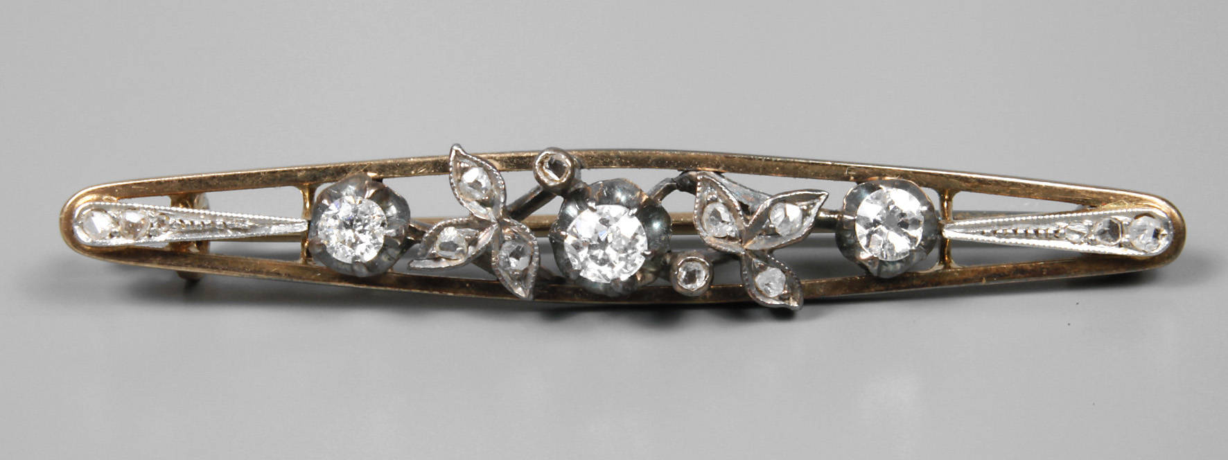 Brosche mit Perlen und Diamanten