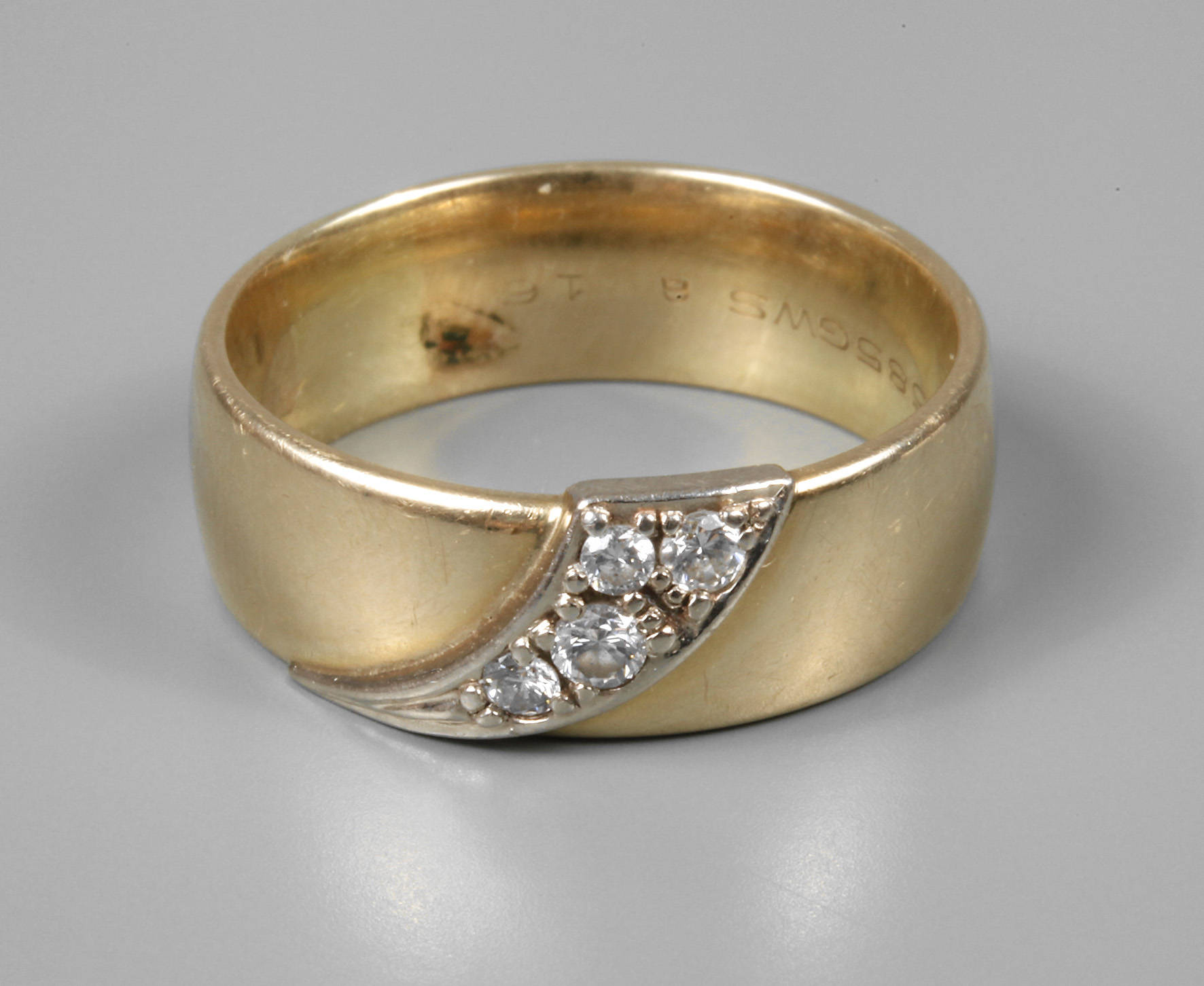 Damenring mit Diamanten