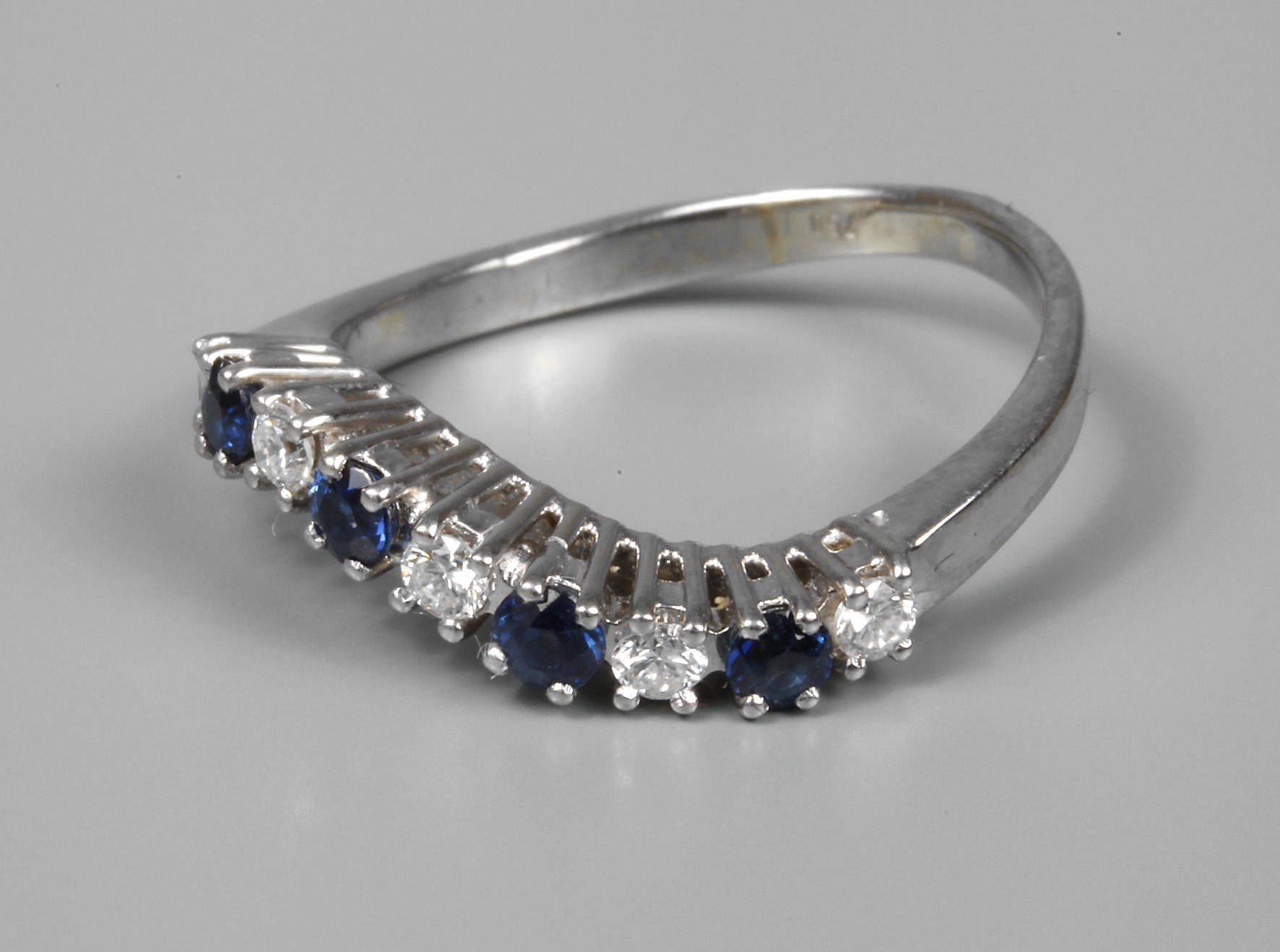 Damenring mit Brillanten und Saphiren