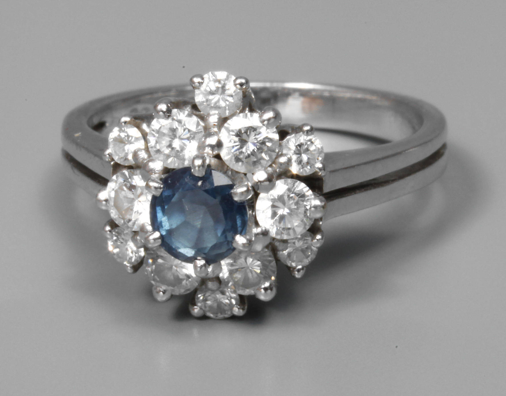 Damenring mit Saphir und Brillanten
