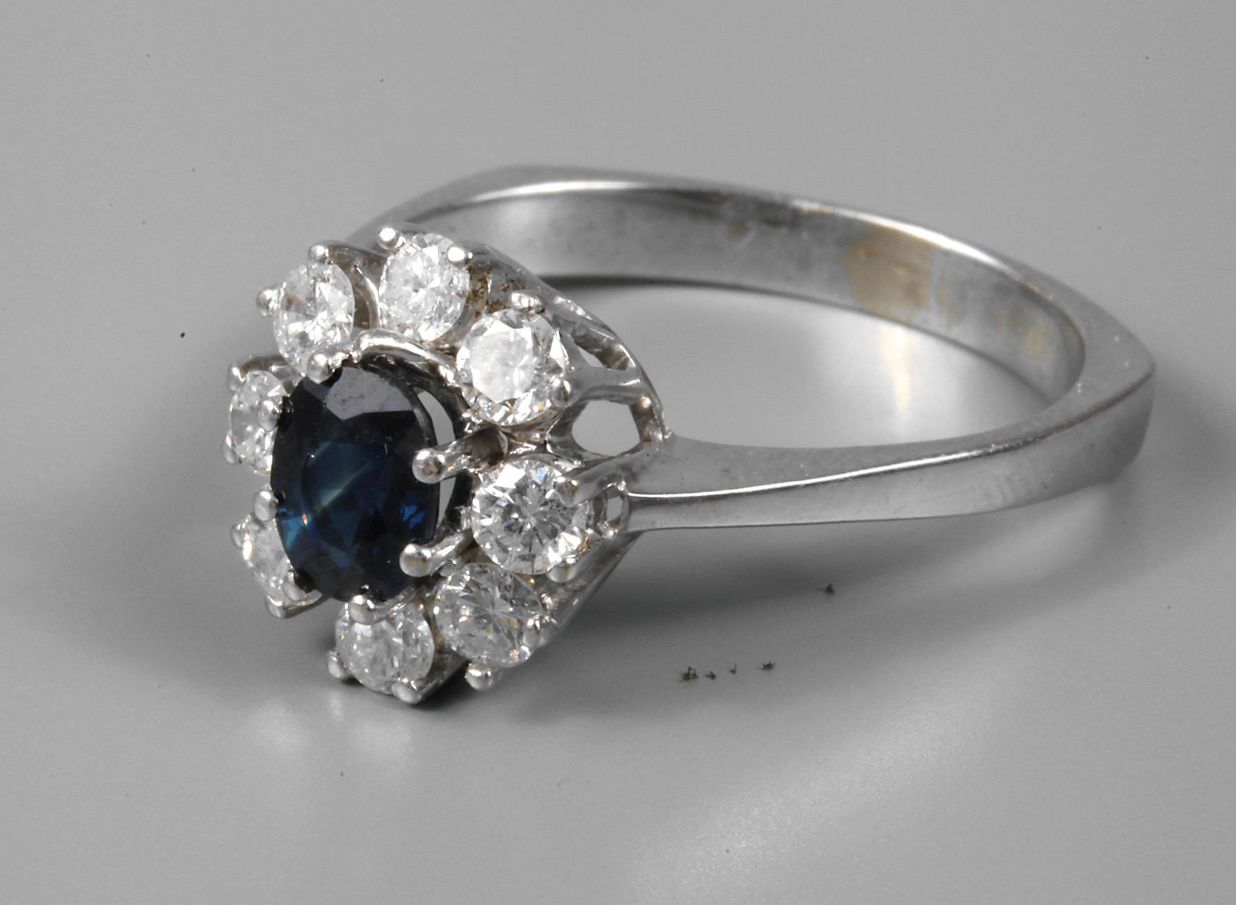 Damenring mit Saphir und Brillanten