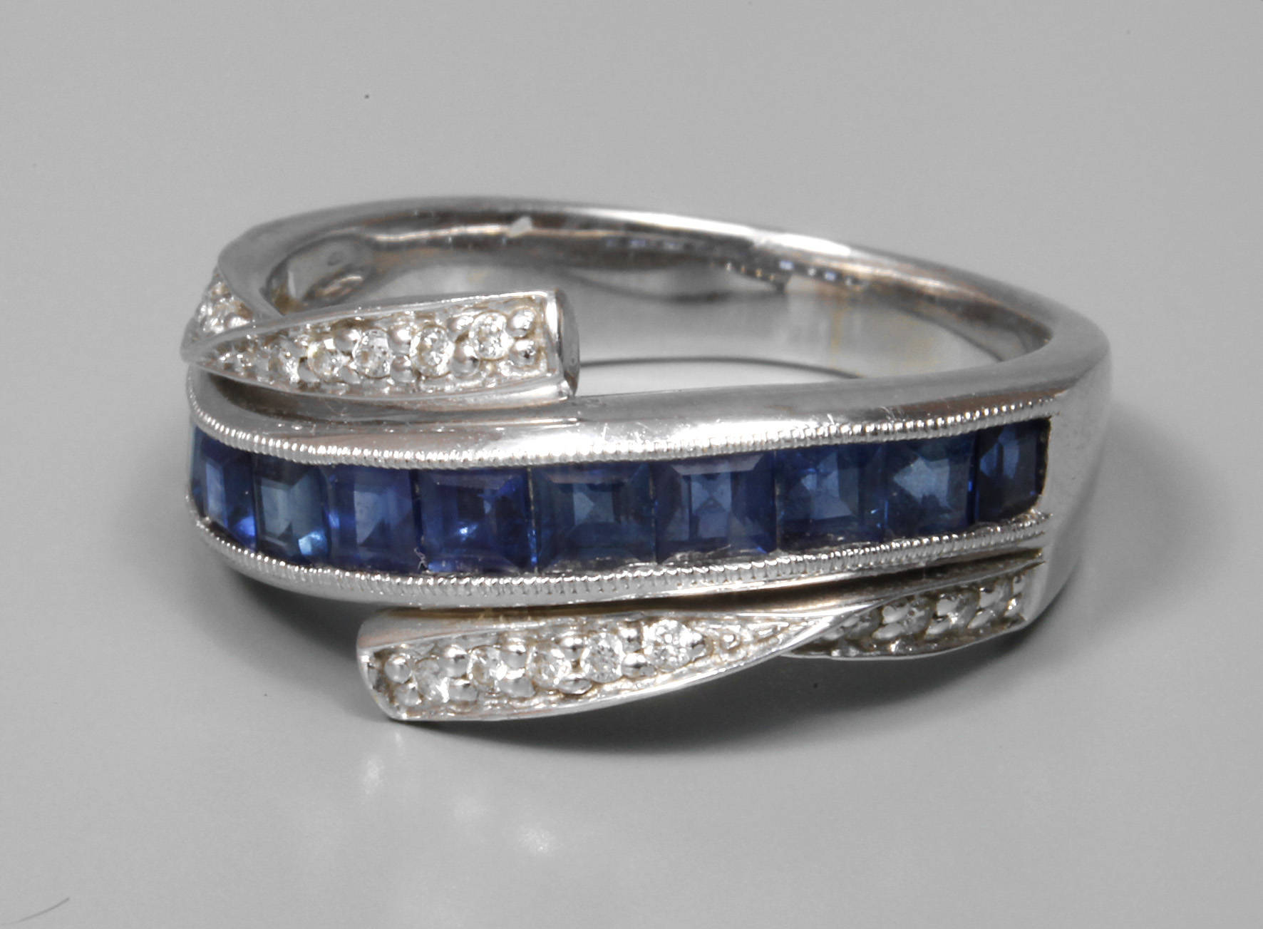 Damenring mit Saphir und Diamanten