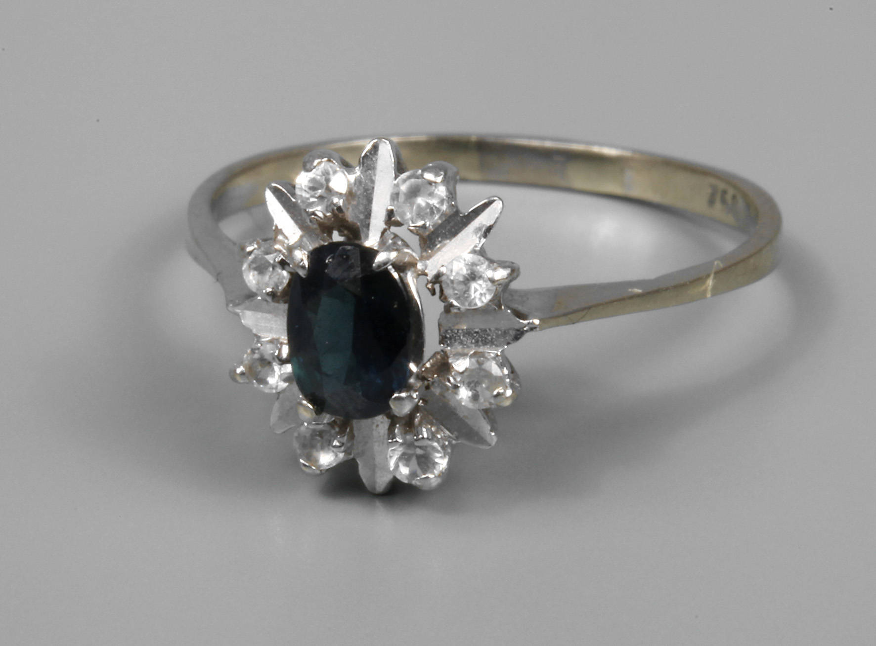 Damenring mit Saphir und Diamanten