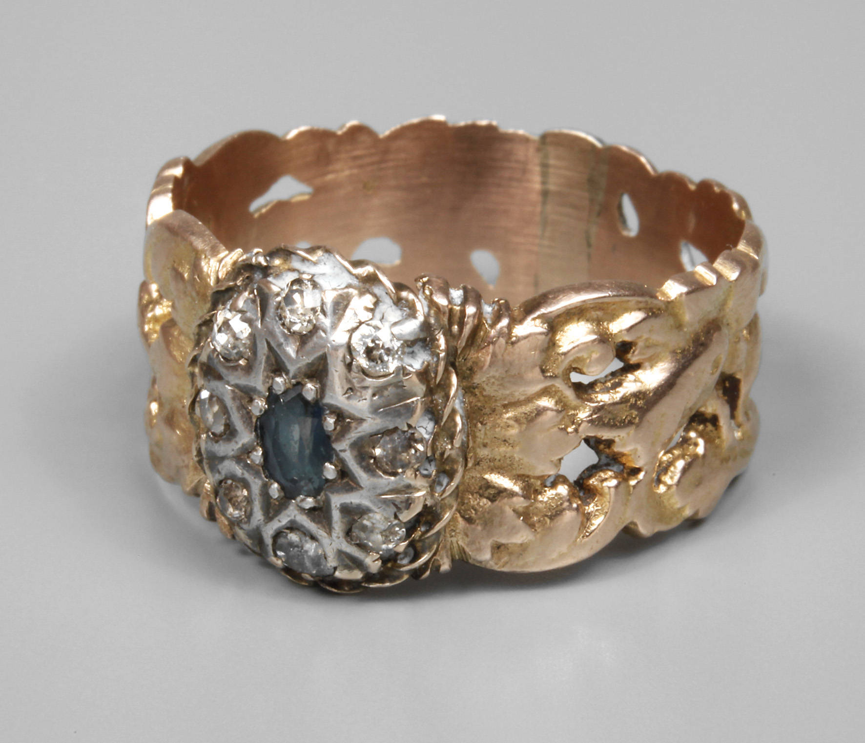 Ring mit Saphir und Diamantrosen