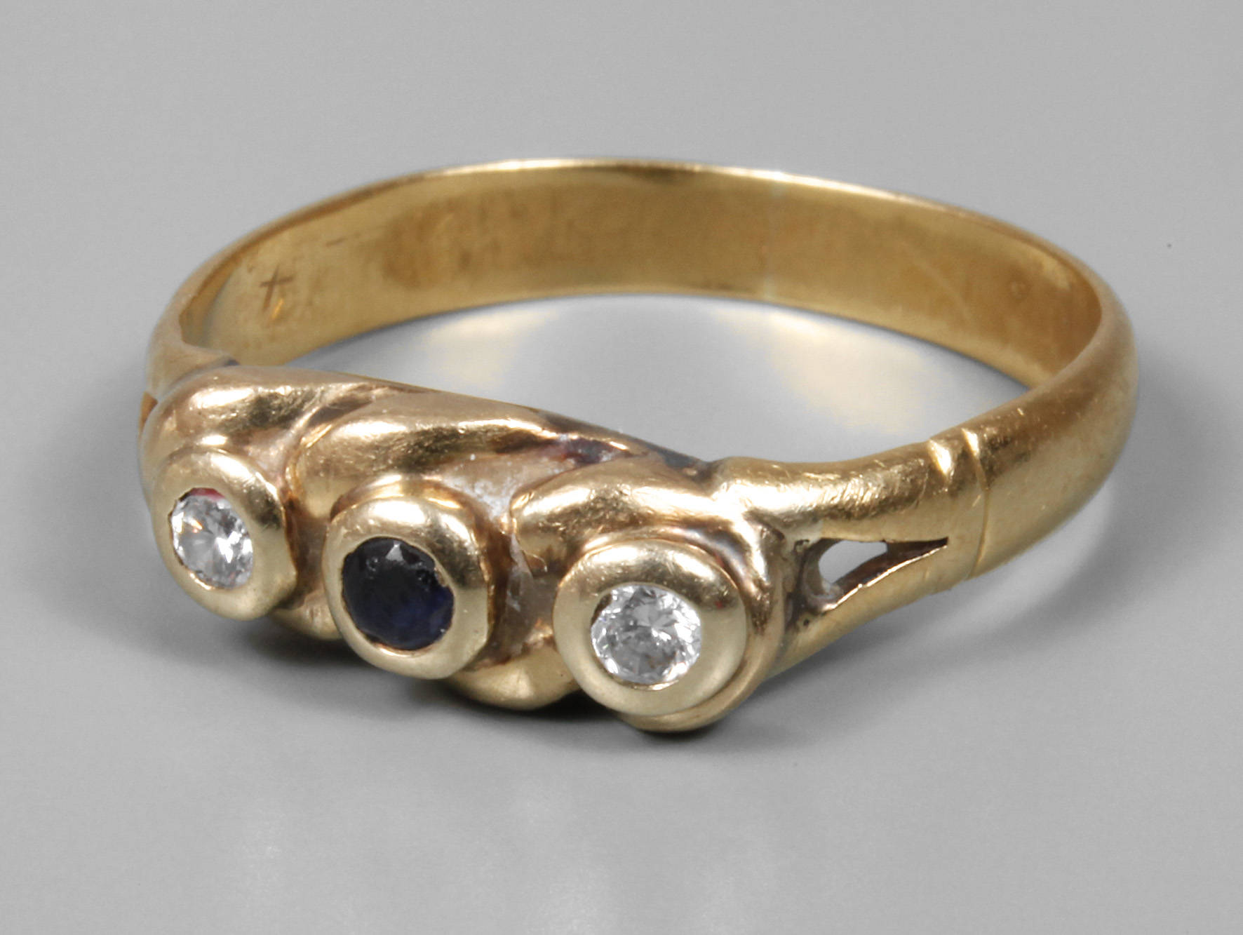 Damenring mit Brillanten und Saphir