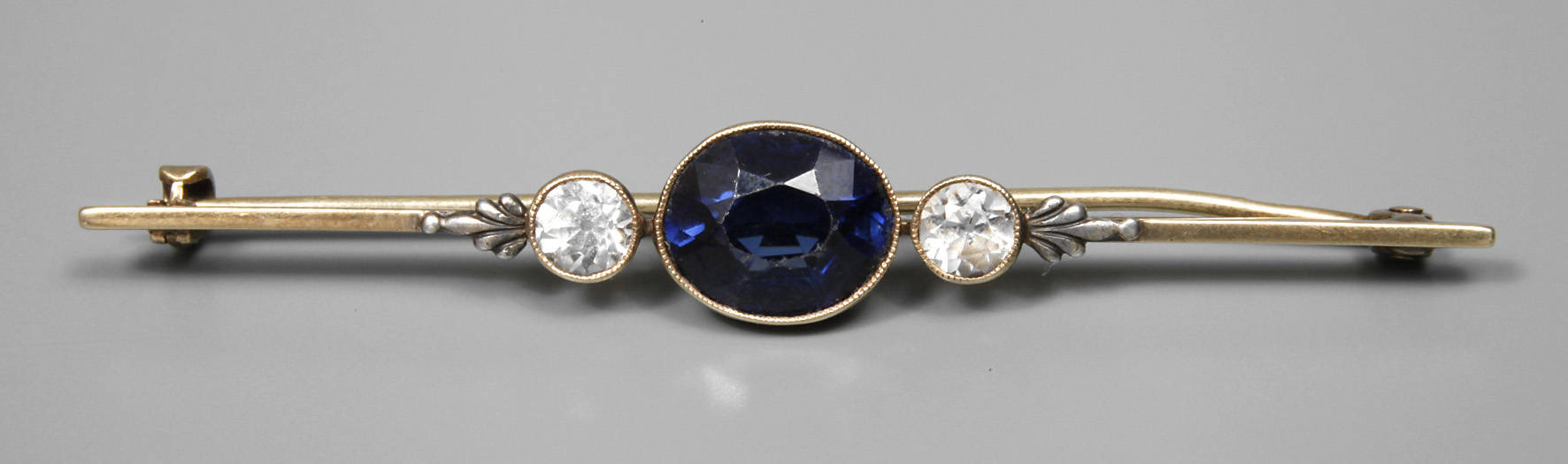 Stabbrosche mit Steinbesatz