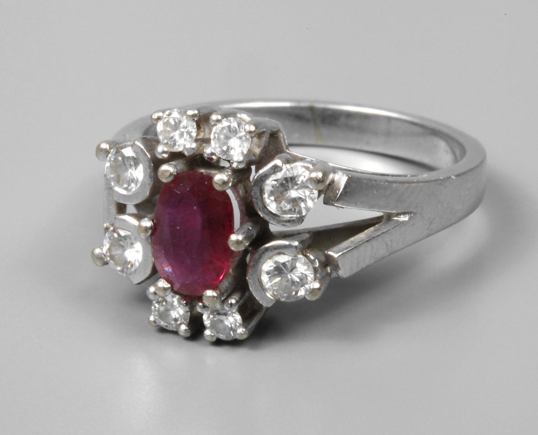 Damenring mit Rubin und Brillanten