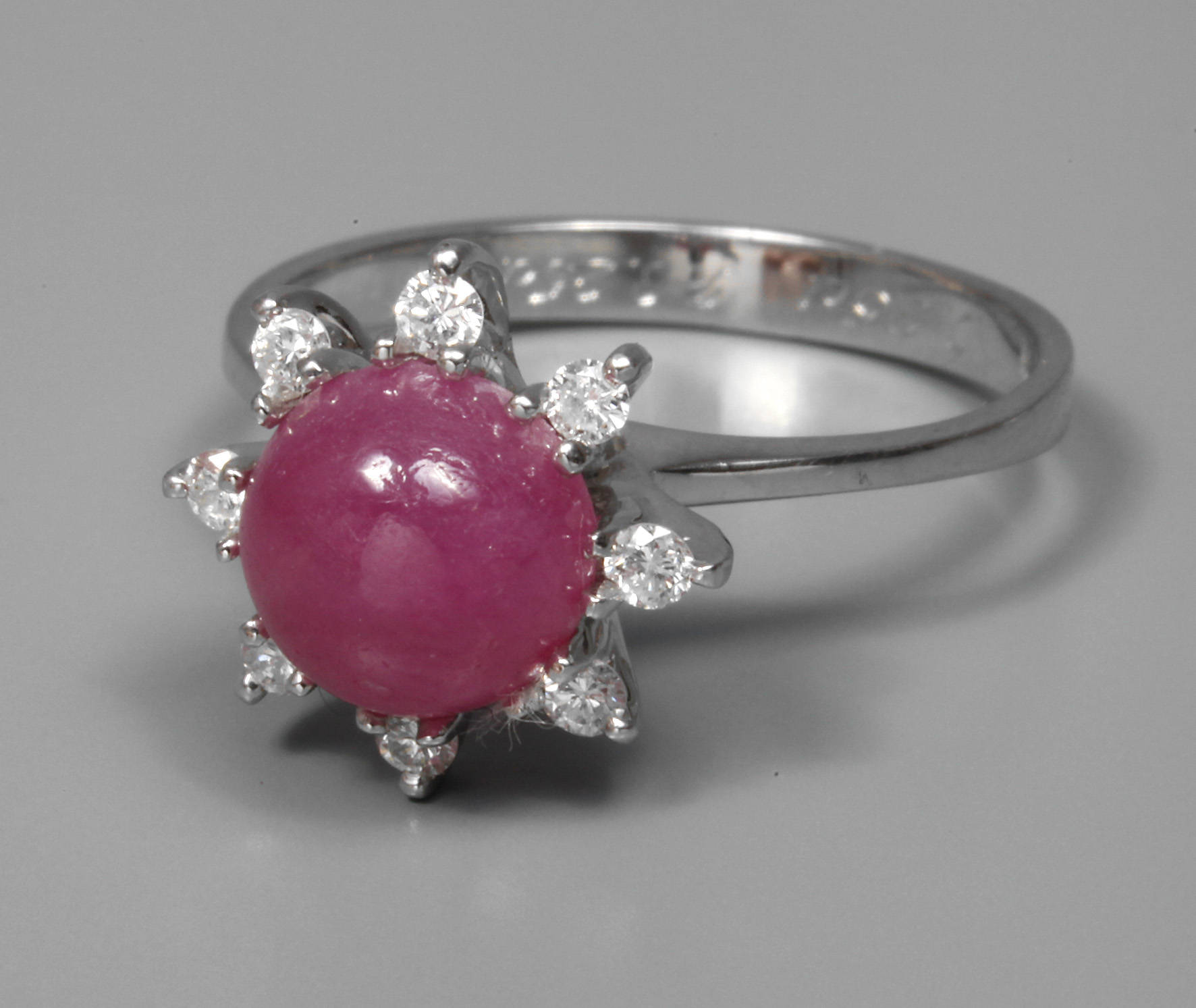 Damenring mit Rubin und Brillanten