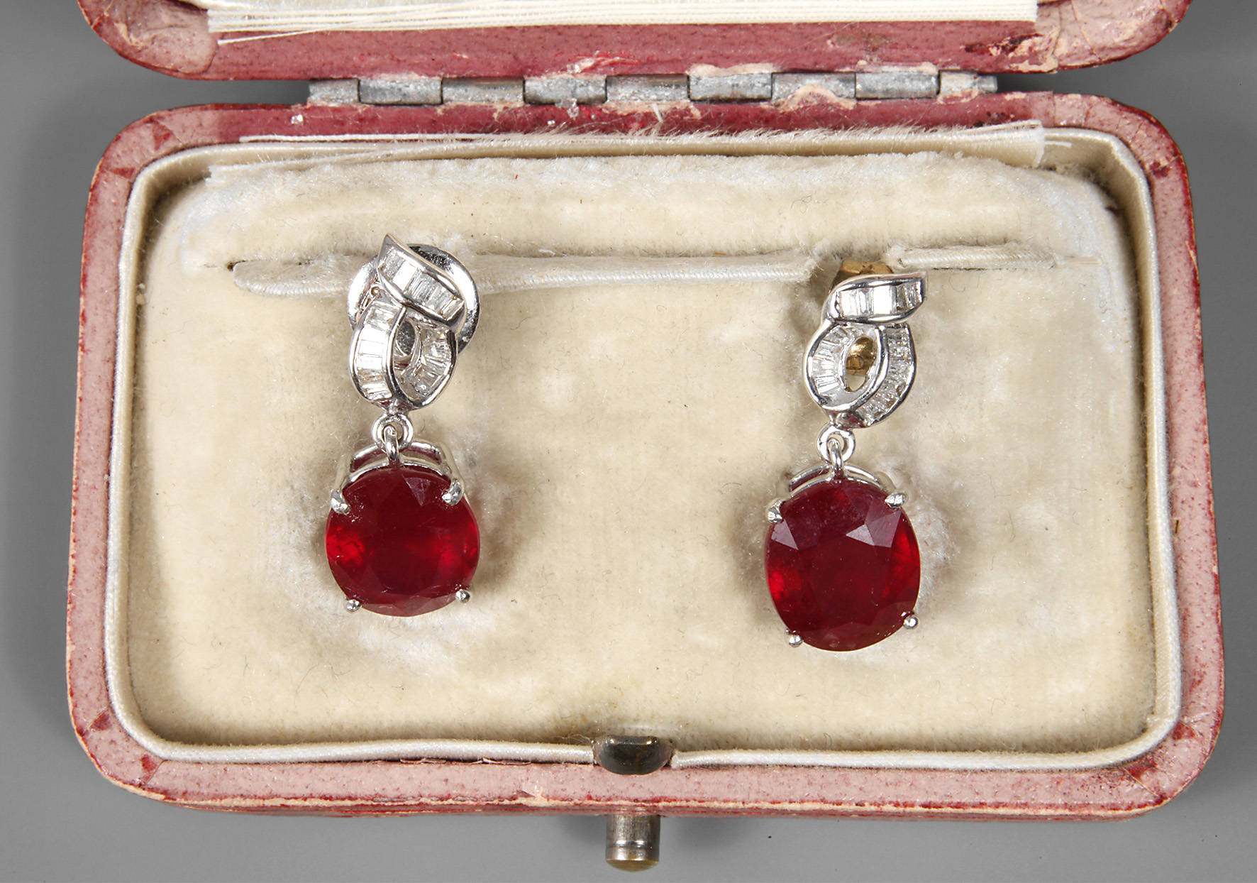 Paar Ohrhänger besetzt mit feinen Rubinen