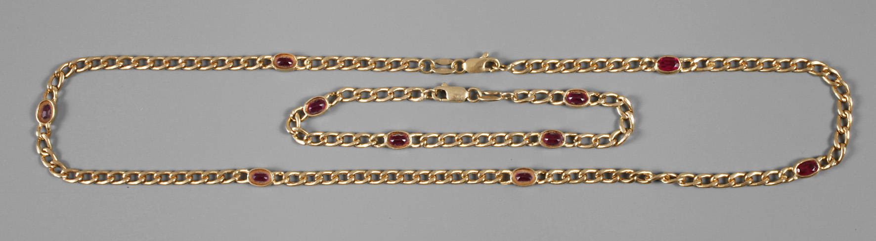 Kette und Armband mit Rubinbesatz