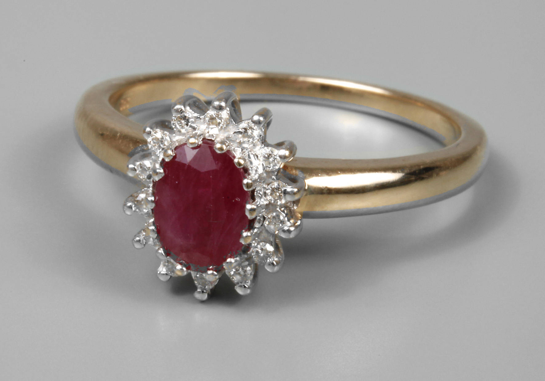 Damenring mit Rubin und Brillanten